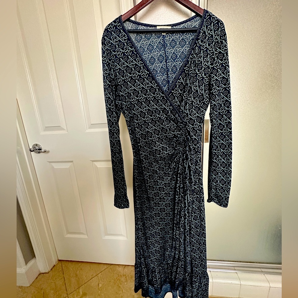 Max Studio V- Neck size M